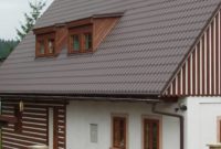 Metall-Dachpfannenprofile mit Gaube und Dachfenster
