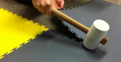 Flexi-Tile PVC Bodenfliesen einfach verlegt mit Gummihammer